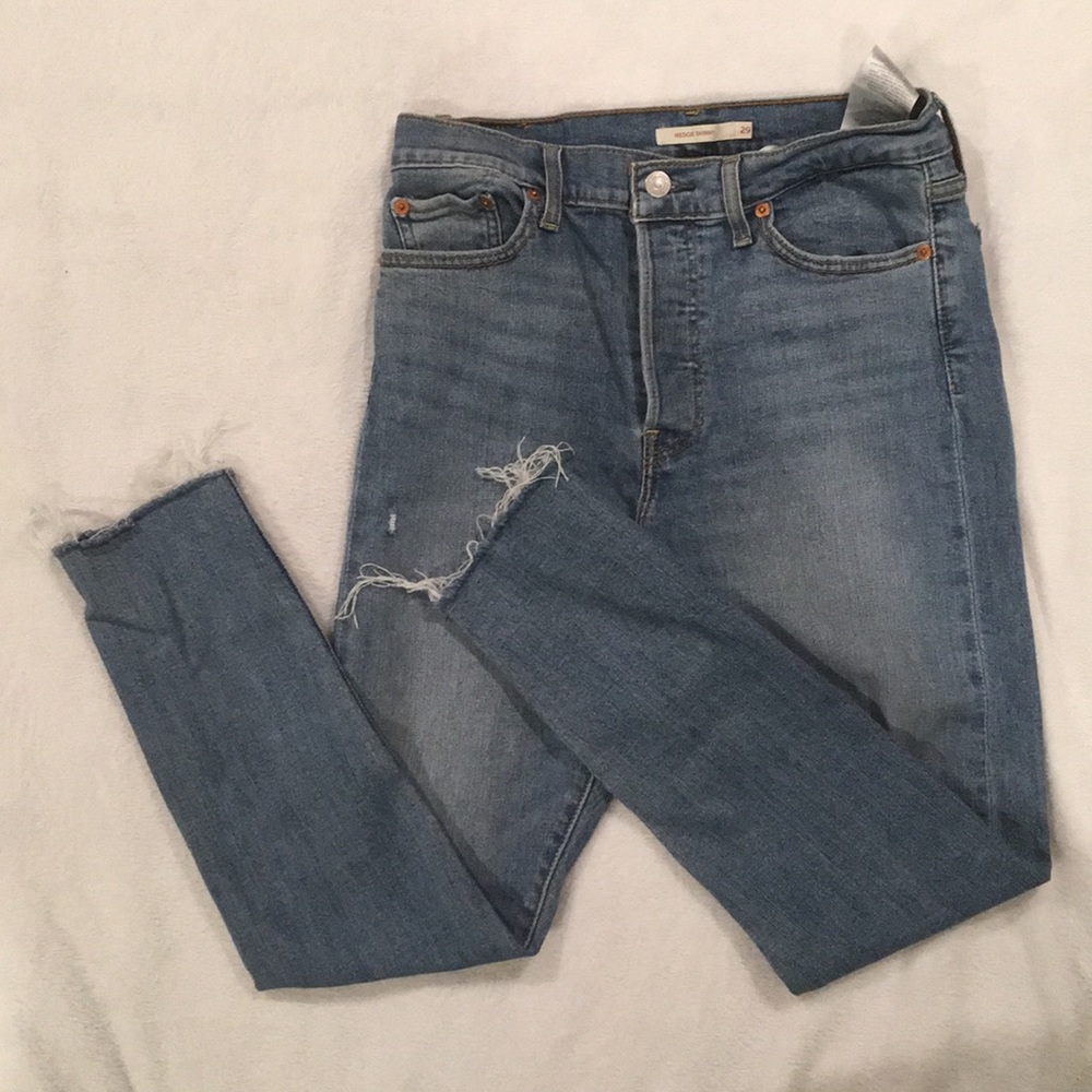 levi distressed jeans ✨
